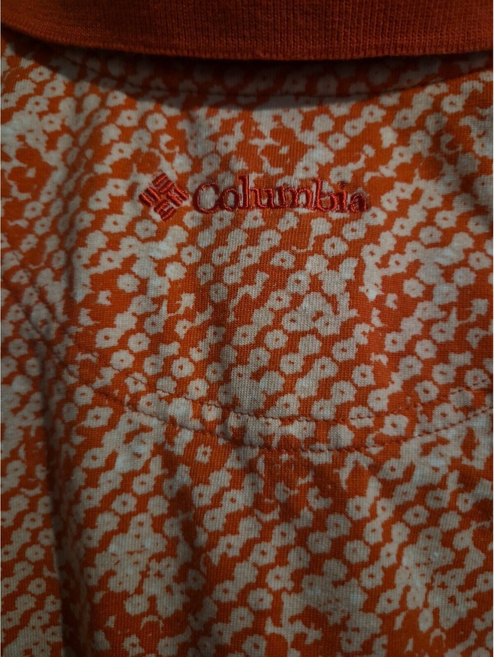 Columbia sleeveless polo features a ribbed collar orange buttons. Size M - Picture 4 of 4